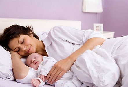 Những điều lưu ý chăm sóc mẹ và bé sau khi sinh
