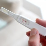 Có thai hay không khi que thử thai lên 2 vạch, sau đó lại 1 vạch?